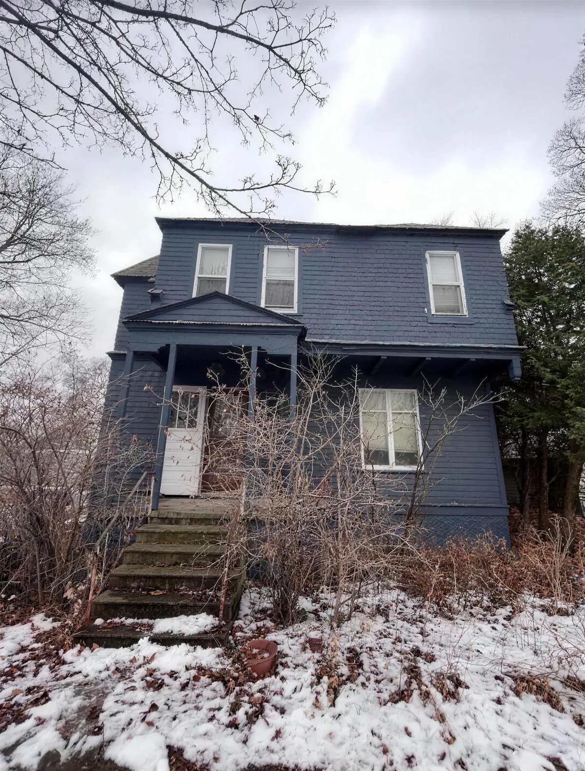 Single-family home in La Crosse, WI bought for cash